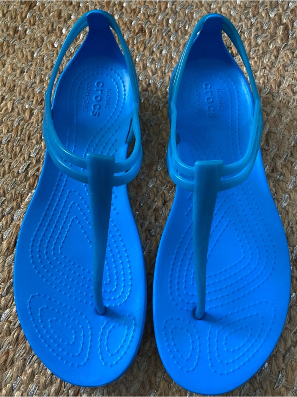 Crocs Isabella T-Strap Sandals Cerulean Blue Women’s Size 6 Rare Vacation-Ready